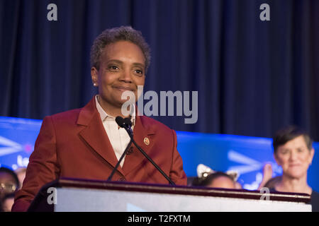 Chicago, Illinois, USA. 2ème apr 2019. Élu maire Lori Lightfoot donnant son discours à prend en charge à l'hôtel Hilton de Chicago. Mme Lightfoot est Chicagos premier maire femmes afro-américaines. Credit : Rick Majewski/ZUMA/Alamy Fil Live News Banque D'Images