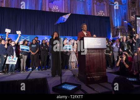 Chicago, Illinois, USA. 2ème apr 2019. Élu maire Lori Lightfoot donnant son discours à prend en charge à l'hôtel Hilton de Chicago. Mme Lightfoot est Chicagos premier maire femmes afro-américaines. Credit : Rick Majewski/ZUMA/Alamy Fil Live News Banque D'Images