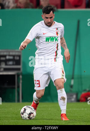 Augsburg, Allemagne. Apr 02, 2019. Soccer : DFB, FC Augsburg - RB Leipzig, quarts de finales en la Arena. WWK Marco Richter de Augsburg joue la balle. Crédit : Sven Hoppe/dpa/Alamy Live News Banque D'Images