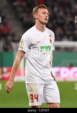 Augsburg, Allemagne. Apr 02, 2019. Soccer : DFB, FC Augsburg - RB Leipzig, quarts de finales en la Arena. WWK Georg Teigl depuis Augsburg gesticule sur la place. Crédit : Sven Hoppe/dpa/Alamy Live News Banque D'Images