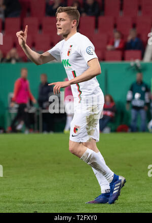 Augsburg, Allemagne. Apr 02, 2019. Soccer : DFB, FC Augsburg - RB Leipzig, quarts de finales en la Arena. WWK Alfred Finnbogason d'Augsbourg gesticule sur la cour. Crédit : Sven Hoppe/dpa/Alamy Live News Banque D'Images