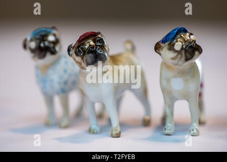 23 mars 2019, Basse-Saxe, Fürstenberg : chiffres du PUG en porcelaine sont debout sur une table dans l'atelier des visiteurs de la Manufacture de Porcelaine de Fürstenberg. Photo : Swen Pförtner/dpa Banque D'Images