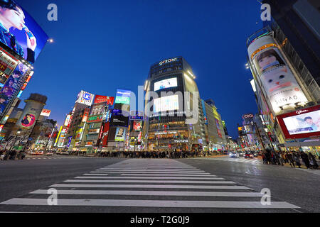 Passage pour piétons à Shibuya Shibuya avec des lumières dans la nuit, Tokyo, Japon Banque D'Images