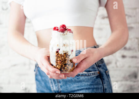 Le yogourt avec Granola et fruits rouges alimentation équilibrée. Repas Petit déjeuner végétarien Parfait au yogourt saine Banque D'Images