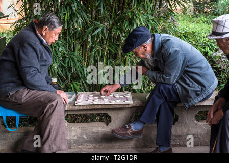 Les sections locales à l'aller, un populaire jeu de société chinois, dans le parc du Lac Vert, Kunming, province du Yunnan, Chine Banque D'Images
