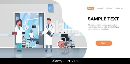 Deux médecins l'examen à l'hôpital en fauteuil roulant couloir avec porte ouverte sur salle d'opération d'exploitation de l'Afrique de l'homme assis à l'intérieur tableau clinique moderne fl Illustration de Vecteur