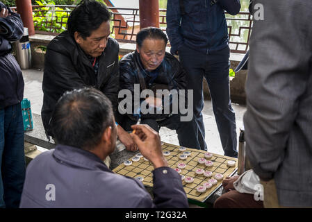 Les sections locales à l'aller, un populaire jeu de société chinois, dans le parc du Lac Vert, Kunming, province du Yunnan, Chine Banque D'Images