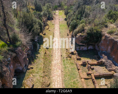 Vestiges de tombes étrusques sur les côtés de road Amerina. Vue aérienne Banque D'Images