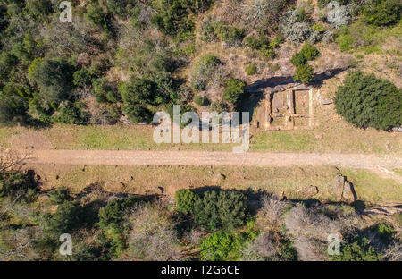 Vestiges de tombes étrusques sur les côtés de road Amerina. Vue aérienne Banque D'Images