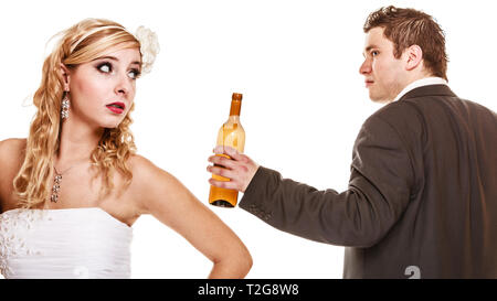 Couple de mariage malheureux, mariée avec boissons alcool marié. Femme à sa future décision faire violence - concept des problèmes d'alcoolisme Banque D'Images