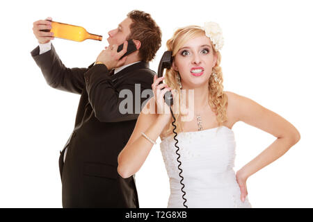 Difficultés de relation de mariage. Femme et homme ivre à parler au téléphone. Couple mariés quarelling isolé sur blanc. Toxicomanie et Banque D'Images