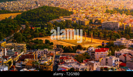 Photo aérienne de l'emblématique piliers de Temple de Zeus Olympien et la célèbre colline de l'Acropole avec le Parthénon chef-d'en haut à l'arrière-plan, Athènes Banque D'Images