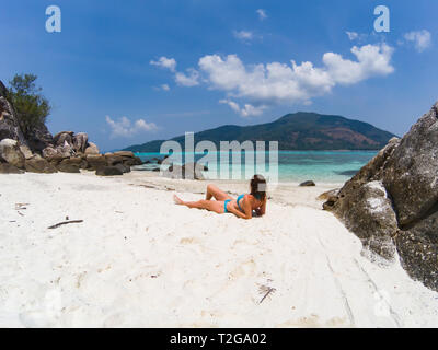 Femme sur une plage isolée, dans la mer d'Andaman, Koh Lipe - voyage en solo Banque D'Images