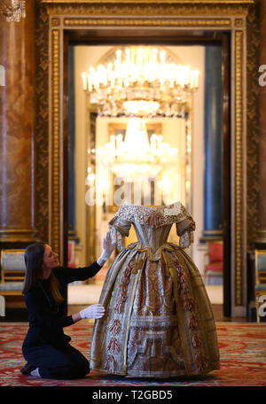 Le personnel de l'organisation de Buckingham Palace La reine Victoria's Stuart Ball costume, lors de l'aperçu pour le Palais de la Reine Victoria pour l'exposition de l'été Ouverture de palais de Buckingham à Londres. Banque D'Images