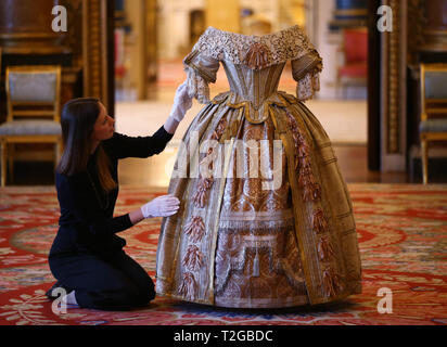 Le personnel de l'organisation de Buckingham Palace La reine Victoria's Stuart Ball costume, lors de l'aperçu pour le Palais de la Reine Victoria pour l'exposition de l'été Ouverture de palais de Buckingham à Londres. Banque D'Images