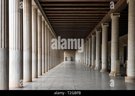 La Stoa d'Attalos (Stoa d'Attale), reconstruit en 1952-1956, abrite maintenant le Musée de l'Agora antique d'Athènes, Grèce Banque D'Images