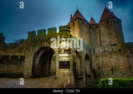 L'entrée du pont-levis à Cite Carcassonne avec Dame Carcas, le buste de Carcassonne France Banque D'Images