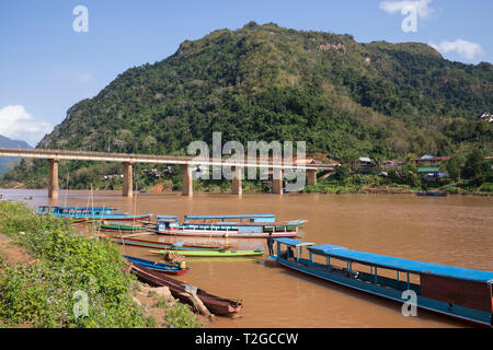 Vue sur la rivière Nam Ou à la rive sud et le point de vue de Crête Pha Daeng en montagne, Nong Khiaw, Muang Ngoi District, Province de Luang Prabang Banque D'Images