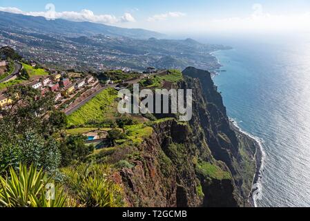 Vue depuis le belvédère de la côte escarpée, Cabo Girao, côte sud, Madeira, Portugal Banque D'Images