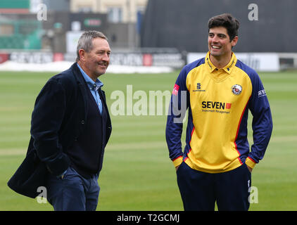 L'Essex Alastair Cook (à droite) avec l'ancien capitaine de l'Angleterre et Essex Graham Gooch (à gauche) au cours de la journée des médias à la FM, la masse nuageuse Comté de Chelmsford. Banque D'Images