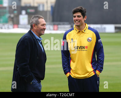 L'Essex Alastair Cook (à droite) avec l'ancien capitaine de l'Angleterre et Essex Graham Gooch (à gauche) au cours de la journée des médias à la FM, la masse nuageuse Comté de Chelmsford. Banque D'Images