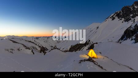 Allumé en tente dans la neige sur le Madelejoch, crépuscule, près de Kemptner hut, Allgauer Alpes, Tyrol, Autriche Banque D'Images