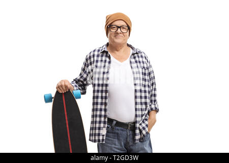 Mâle mature patineur avec un longboard isolé sur fond blanc Banque D'Images