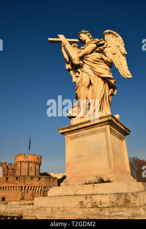 Angel figure sur l'Aelian pont qui conduit au château du Saint Ange à Rome. Banque D'Images