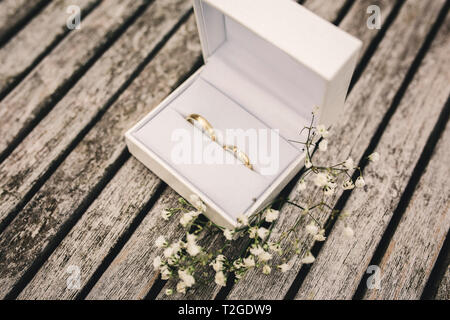 Les anneaux de mariage dans une boîte sur la table Banque D'Images