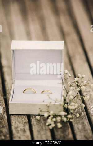 Les anneaux de mariage dans une boîte sur la table Banque D'Images