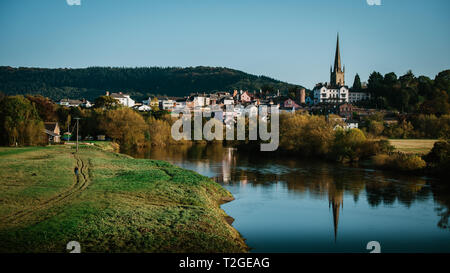 Avis de Ross-on-Wye River Wye dans le premier plan, Herefordshire, Angleterre. Banque D'Images