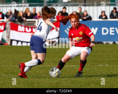 Cheshunt (Royaume-Uni). 31 mars,2019 Martha Harris de Manchester United Women (rouge) au cours de la FA Women's Championship match entre Tottenham Hotspur Mesdames Banque D'Images