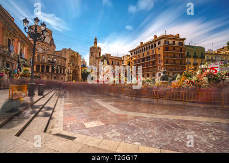 Très longue exposition avec blurred motion de las Fallas offre finale avec fleur vierge et touristes, vue arrière Banque D'Images