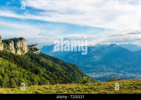 Les déserts (Savoie, le centre-est de la France). La Croix du Nivolet et la ville de Chambéry vue depuis le site d'Le-Sire, près de la station de ski de la Fe Banque D'Images