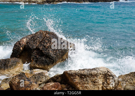 Les vagues sur la plage de Cala Bóquer - Majorque Espagne Banque D'Images