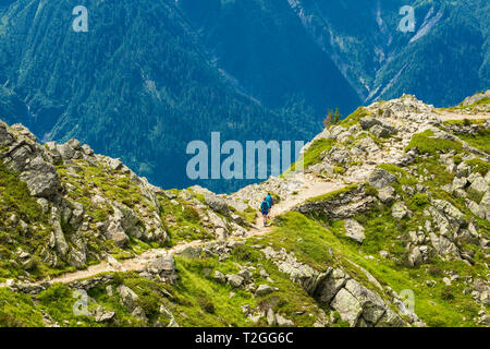 Paysage du Massif du Mont-Blanc : randonneurs sur un sentier dans la réserve naturelle des Aiguilles Rouges. Banque D'Images