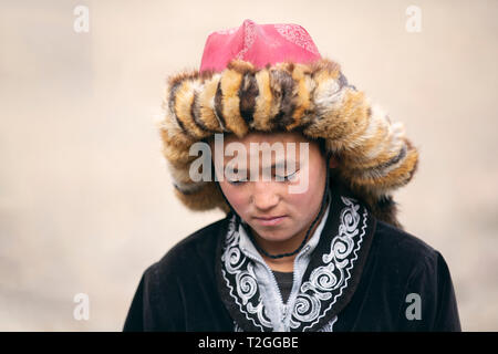 Bayan Ulgii, Mongolie, 3 octobre 2015 : jeune chasseur eagle kazakh Banque D'Images