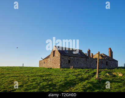 Bâtiment de ferme négligés et abandonnés à l'Usan par un beau jour de printemps en mars, avec ses poutres de toit visible, Montrose, l'Écosse. Banque D'Images