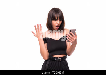Jeune femme en colère Ennuyé folle de message de spam bloqué phone looking at smartphone isolé sur fond blanc studio, furious man intériexr ayant Banque D'Images