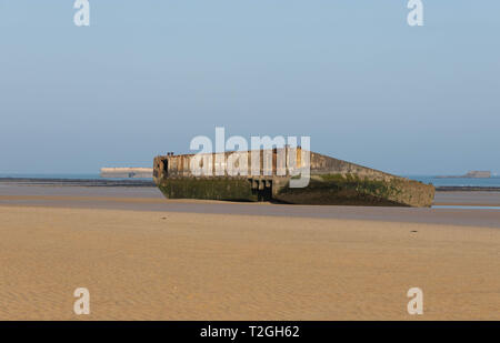 Arromanches-les-Bains, Normandie, France, Mars 27, 2019,, vestiges du port Mulberry construit par les alliés en juin 1944 comme vu sur la plage aujourd'hui Banque D'Images