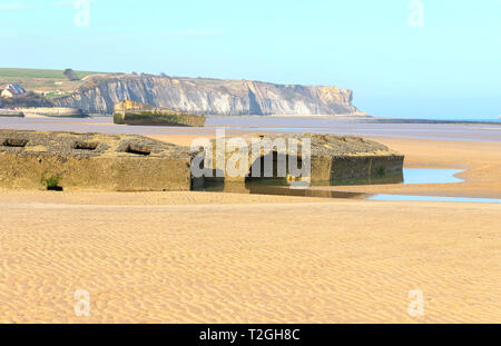 Arromanches-les-Bains, Normandie, France, Mars 27, 2019,, vestiges du port Mulberry construit par les alliés en juin 1944 comme vu sur la plage aujourd'hui Banque D'Images