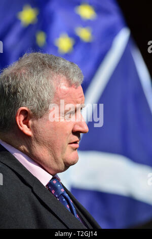 Ian Blackford MP (SNP : Ross, Skye et leader de Lochaber) groupe Westminster SNP. Interviewé sur College Green 1er avril 2019 avec l'Union européenne et le drapeau écossais Banque D'Images