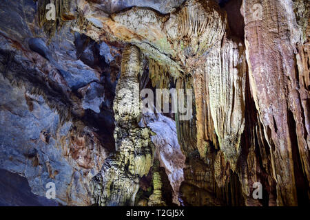 Formes géologiques étonnantes au Paradis près de la grotte de Phong Nha, Vietnam. Grotte calcaire recouverte de stalactites et stalagmites. Banque D'Images