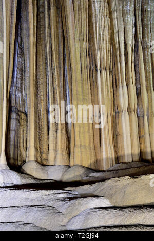 Formes géologiques étonnantes au Paradis près de la grotte de Phong Nha, Vietnam. Grotte calcaire recouverte de stalactites et stalagmites. Banque D'Images