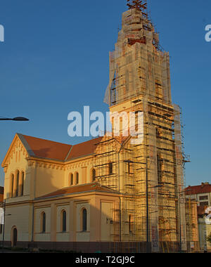 L'Église orthodoxe avec tour dans processus de reconstruction Banque D'Images