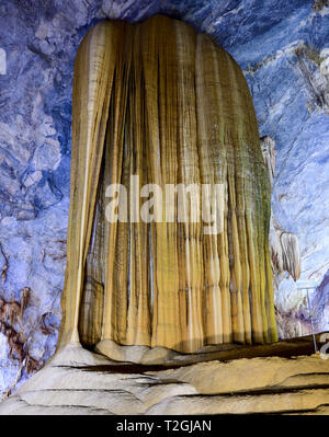 Formes géologiques étonnantes au Paradis près de la grotte de Phong Nha, Vietnam. Grotte calcaire recouverte de stalactites et stalagmites. Banque D'Images