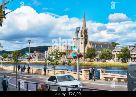 Inverness, à partir de près de ness road Bridge, rivière Ness, Highland, Scotland, UK Banque D'Images