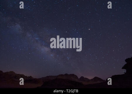 Voie lactée dans un ciel étoilé sur le désert de Wadi Rum, Jordanie. Banque D'Images