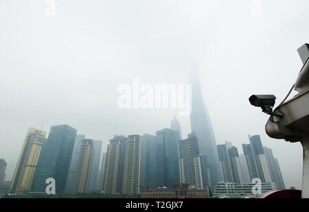 SHANGHAI, CHINE - Juin 2015 : un ferry caméra de surveillance apparaît en face de la skyline, quartier des affaires de Shanghai, Chine, juin 2015. La Chine est le Banque D'Images