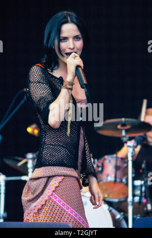 Andrea Corr jouait avec le Corr's au festival de Glastonbury 1999, Somerset, Angleterre, Royaume-Uni. Banque D'Images